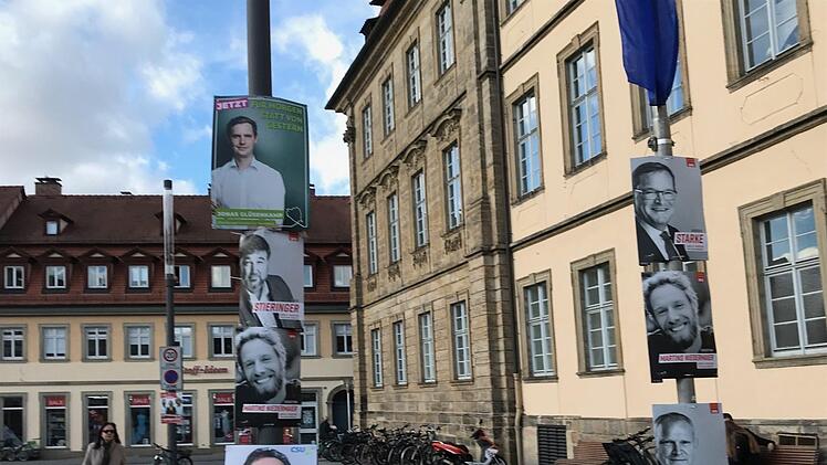 Kaum noch Platz für die bunte Vielfalt der Wahlplakate:   Wahlkampf auf dem Maxplatz.Michael Wehner