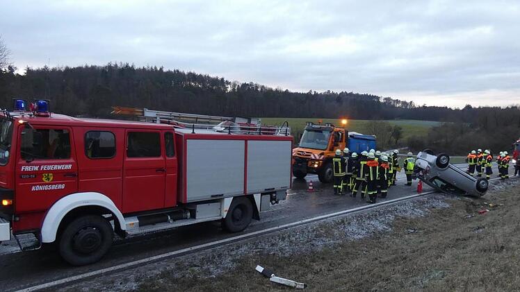 Der Winterdienst (im Hintergrund) war im Einsatz und streute die Strecke ab. Fotos: Christian Licha