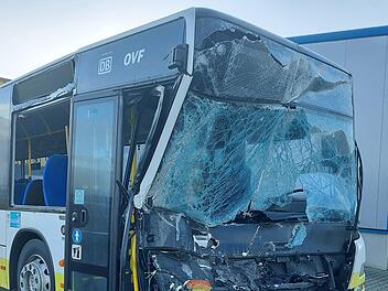 Der Bus wurde im Frontbereich stark besch&auml;digt.