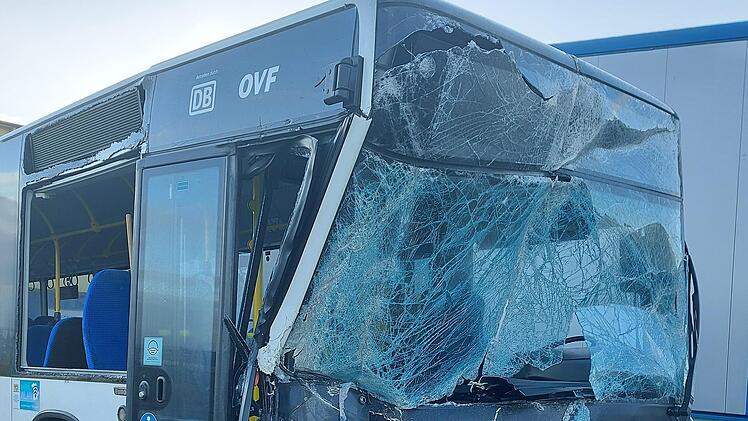 Der Bus wurde im Frontbereich stark besch&auml;digt.