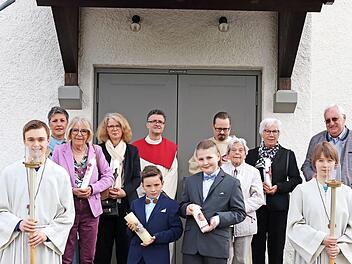 Sie trafen sich zu einem besonderen Fest des Glaubens: hintere Reihe: Renate Mei&szlig;ner, Maria Heierth, Michaela Wilm, Klaus Oberkofler, Pfarrvikar Sebastian Masella, Ingrid Marek, Rosa Mei&szlig;ner und Rainer Laaber. Vorne: in der Mitte die Erstkommunion...