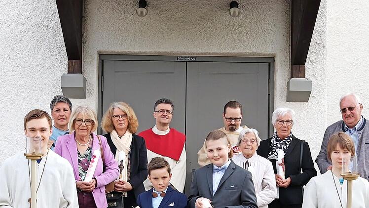 Sie trafen sich zu einem besonderen Fest des Glaubens: hintere Reihe: Renate Mei&szlig;ner, Maria Heierth, Michaela Wilm, Klaus Oberkofler, Pfarrvikar Sebastian Masella, Ingrid Marek, Rosa Mei&szlig;ner und Rainer Laaber. Vorne: in der Mitte die Erstkommunion...