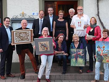 Bei der Vorstellung von "Kunst & Genuss" hatten einige der teilnehmenden Künstler auch Arbeiten mitgebracht Foto: Franz Galster