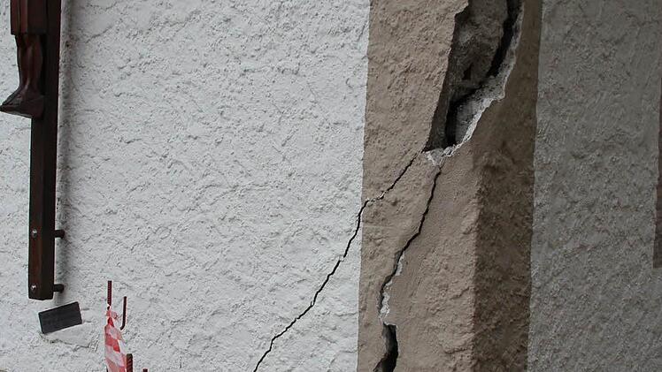 Tiefe Risse im Putz, Löcher klaffen auch im Mauerwerk: Die Schäden am Käpelle nehmen zu. Foto: Ralf Kestel