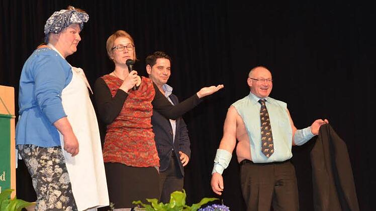 In einem Sketch zeigten sie, wie Hemdenbügeln auch einfacher gehen kann (von links): Sonja Böhner, Marina Herr, Daniel Ivascenko und Erwin Schwarz Fotos: Karl-Heinz Hofmann