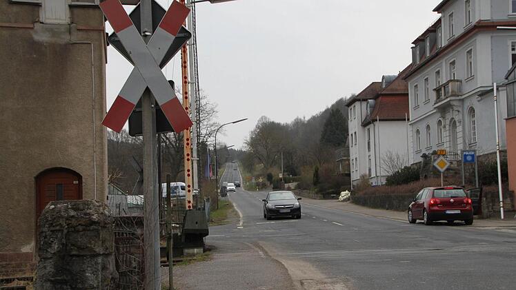 Die Straße am Hammelburger Berg in Bad Brückenau müsste dringend saniert werden. Foto: Ulrike Müller