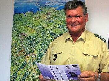 Georg Pabstmann mit dem Flyer der Rundfahrt  Foto: Friedwald Schedel