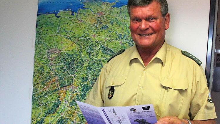 Georg Pabstmann mit dem Flyer der Rundfahrt  Foto: Friedwald Schedel