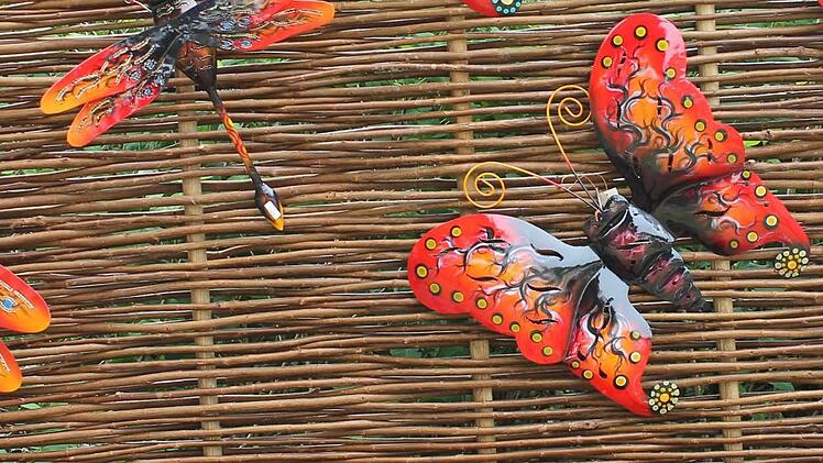 Bunte Schmetterlinge und Hähne für den Garten.Foto: Janina Reuter