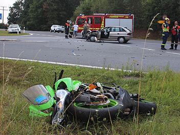 Die 1000er Kawasaki rutschte nach dem Zusammenprall mit dem Opel (im Hintergrund) noch 25 Meter weiter. Foto: Andreas Dorsch