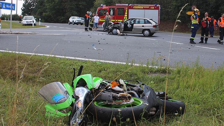 Die 1000er Kawasaki rutschte nach dem Zusammenprall mit dem Opel (im Hintergrund) noch 25 Meter weiter. Foto: Andreas Dorsch