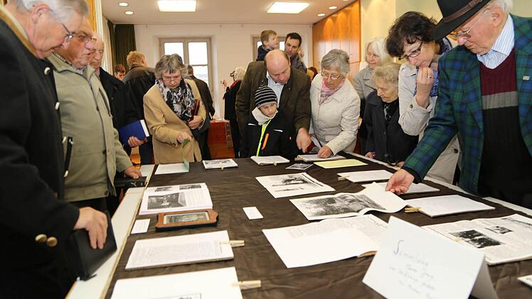 Großes Interesse fanden in Gaiganz die Zeitdokumente aus der "Sammlung Jung". Foto: Franz Galster