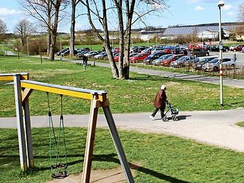 Der Engelgarten mit seinen Grünflächen und dem Parkplatz wäre ein mögliches Ausweichgelände für die Höchstadter Kirchweih.  Foto: Andreas Dorsch