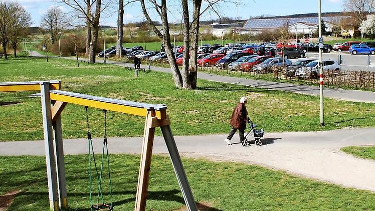 Der Engelgarten mit seinen Grünflächen und dem Parkplatz wäre ein mögliches Ausweichgelände für die Höchstadter Kirchweih.  Foto: Andreas Dorsch