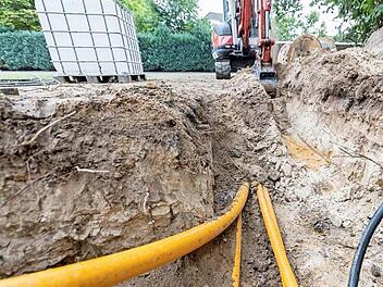 Zwei Jahre nach Aufbringen des neuen Belags die Straße großflächig wieder aufreißen - so geht das nicht, signalisiert der Ludwigsstadter Stadtrat der Telekom.  Foto: Guido Kirchner/dpa