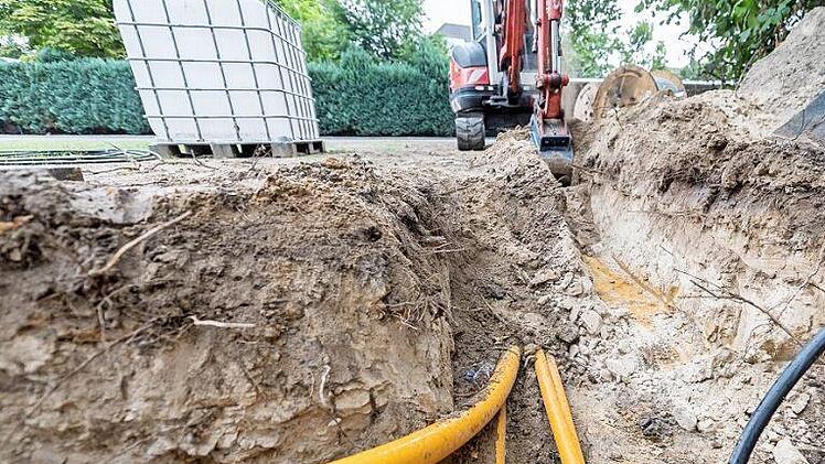 Zwei Jahre nach Aufbringen des neuen Belags die Straße großflächig wieder aufreißen - so geht das nicht, signalisiert der Ludwigsstadter Stadtrat der Telekom.  Foto: Guido Kirchner/dpa