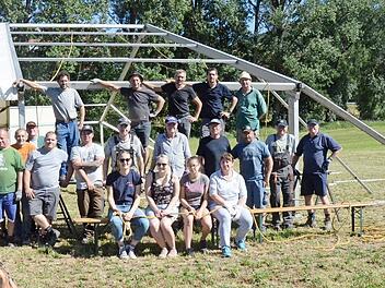 Viele freiwillige Helfer beteiligten sich am Aufbau des großen Festzeltes in Thonberg. Foto: K.-H. Hofmann