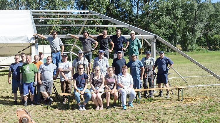 Viele freiwillige Helfer beteiligten sich am Aufbau des großen Festzeltes in Thonberg. Foto: K.-H. Hofmann