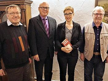 Angelika Rosenbauer (Zweite von rechts) übernahm die Leitung des Kapellenbauvereins Burggrub. Mit im Bild (von links) Pfarrer Michael Foltin, Zweiter Bürgermeister Siegfried Weißerth sowie Willi Bischoff, der 26 Jahre den Verein geleitet hat.  Foto: Gerd Fleischmann