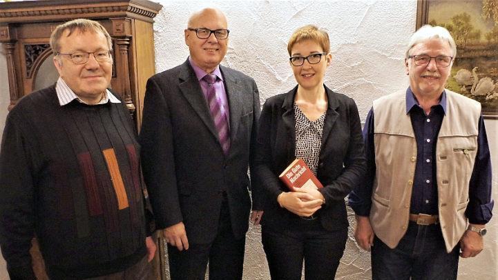 Angelika Rosenbauer (Zweite von rechts) übernahm die Leitung des Kapellenbauvereins Burggrub. Mit im Bild (von links) Pfarrer Michael Foltin, Zweiter Bürgermeister Siegfried Weißerth sowie Willi Bischoff, der 26 Jahre den Verein geleitet hat.  Foto: Gerd Fleischmann