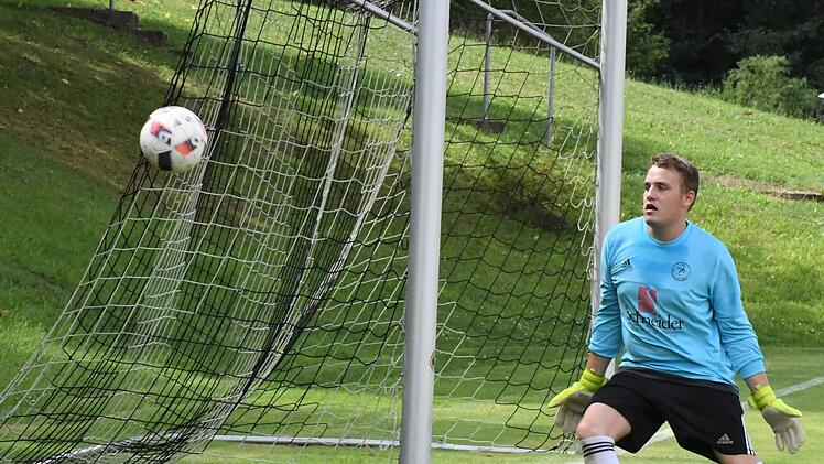 Nicht eingreifen musste hier Steinachs Keeper Franz-Xaver Rosshirt. Foto: Hopf
