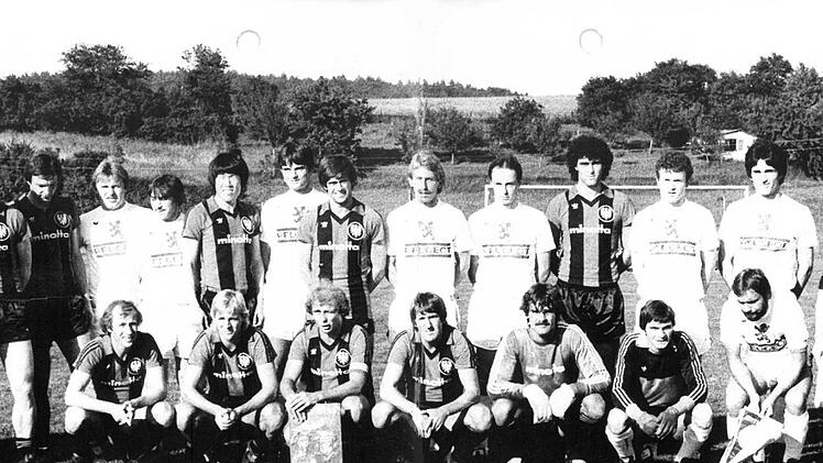 Ein Erinnerungsfoto für die Ewigkeit: Die Eberner (weiße Trikots) und die Stars von Eintracht Frankfurt Foto: Archiv Steppert