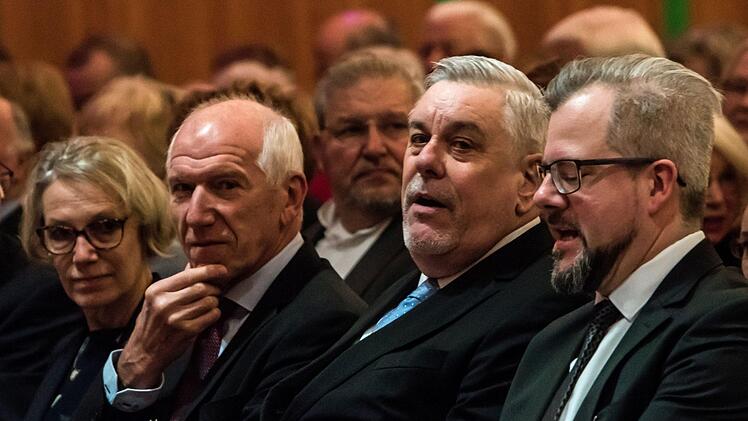 Auch für Coburgs Oberbürgermeister Norbert Tessmer war das Neujahrskonzert ein Vormittag des Abschieds - denn im April wird Tessmer als OB aus dem Amt scheiden. Rechts: Intendant Bernhard F. Loges, links Klaus Anderlik, Leiter des Kultur-und Schulamtes, der im April in Ruhestand gehen wird.Foto: Jochen Berger
