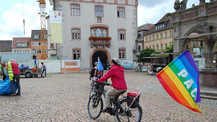 Brigadegeneral Matz stellte sich auf dem Marktplatz den Teilnehmern einer Friedensradtour der Deutschen Friedensgesellschaft - Vereinigte Kriegsdienstgegner/Innen (DGG-VK)