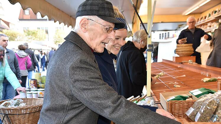 Hans Birkelbach ist extra mit seiner Enkelin Lisa zum Herbstmarkt gelaufen, um ein griechisches Gewürz zu kaufen - Foto Uschi Prawitz
