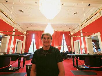 Spielbank-Direktorin Marina Klein im historischen, großen Spielsaal, dem Aushängeschild des Luitpold-Casinos. Foto: Benedikt Borst
