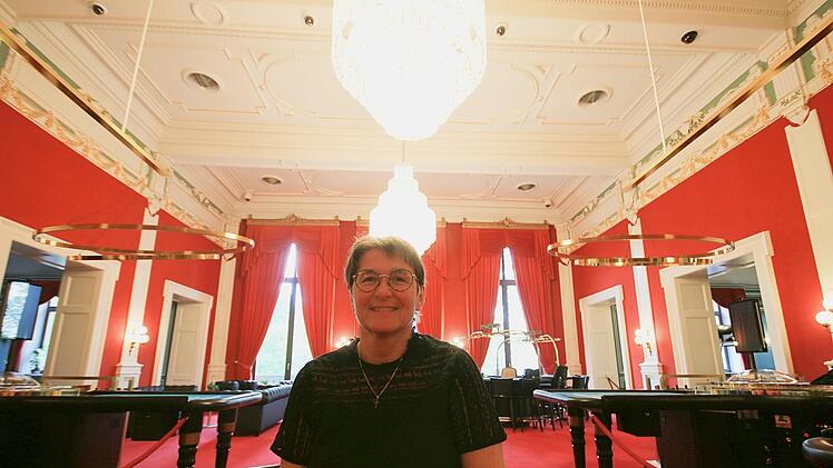 Spielbank-Direktorin Marina Klein im historischen, großen Spielsaal, dem Aushängeschild des Luitpold-Casinos. Foto: Benedikt Borst