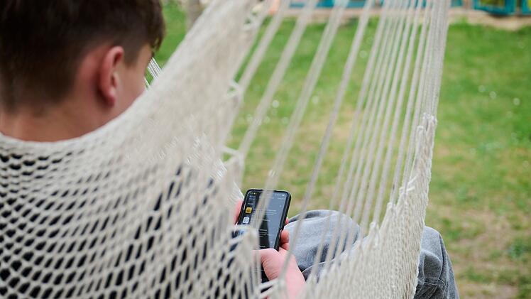 Symbolbild - Smartphone-Nutzung bei Kindern