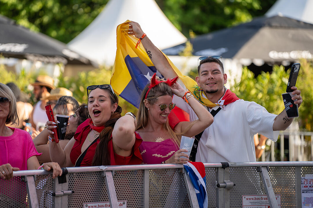 Mit vielen internationalen und nationalen Live-Acts.