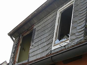 Durch die Wucht der Explosion wurde ein Fenster aus dem Rahmen  gerissen. Fotos: Ralf Dieter