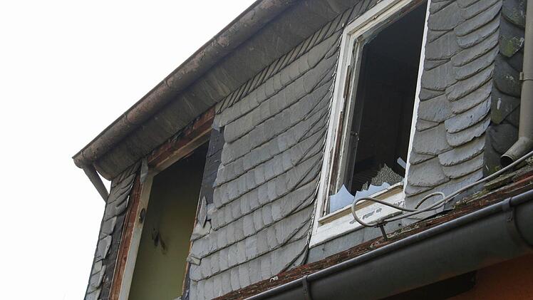 Durch die Wucht der Explosion wurde ein Fenster aus dem Rahmen  gerissen. Fotos: Ralf Dieter