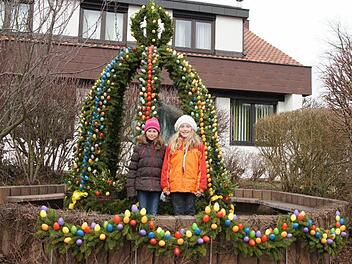 Stolz posieren die beiden Mädchen vor dem Osterbrunnen in Röttenbach.  Fotos: Heike Reinersmann