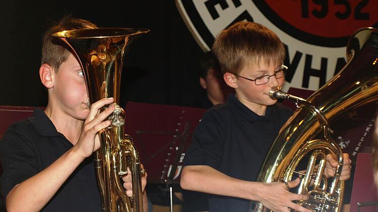 Schon die Jüngsten, hier Niklas Bauer (links) und Timo Greubel wirkten beim Konzert mit.
