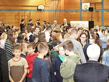 Die Aischtalhalle in Höchstadt war brechend voll beim Rückblick auf die Romreise. Auch das Fernsehen interessierte sich für diesen Massenausflug. Fotos: Johanna Blum