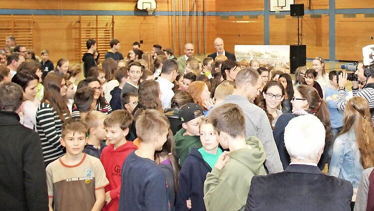 Die Aischtalhalle in Höchstadt war brechend voll beim Rückblick auf die Romreise. Auch das Fernsehen interessierte sich für diesen Massenausflug. Fotos: Johanna Blum