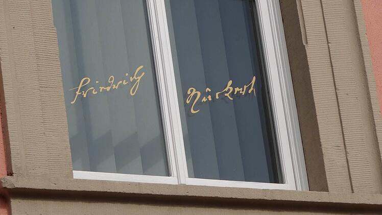 Die Rückert-Inschrift wurde vor wenigen Jahren an das Fenster von Rückerts Zimmer im heutigen Finanzamt angebracht. Angeblich habe er damals mit seinem Ring seinen Namen in das Glasfenster geritzt. Foto:Johanna Eckert