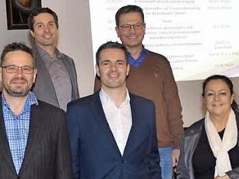 Sie sprachen von einem Erfolg des Onkologiegesprächs als interdisziplinäre Fortbildung zur Therapie von Darmkrebs im historischen Rathaus Kronach. Vorne von links, Dr. Rolf Seipel, Dr. Thomas Stauch, Dr. Martina Stauch, hinten Dr. William Sterlacci (l.) und Dr. Frank Fischer Foto: K.- H. Hofmann
