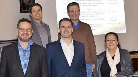 Sie sprachen von einem Erfolg des Onkologiegesprächs als interdisziplinäre Fortbildung zur Therapie von Darmkrebs im historischen Rathaus Kronach. Vorne von links, Dr. Rolf Seipel, Dr. Thomas Stauch, Dr. Martina Stauch, hinten Dr. William Sterlacci (l.) und Dr. Frank Fischer Foto: K.- H. Hofmann