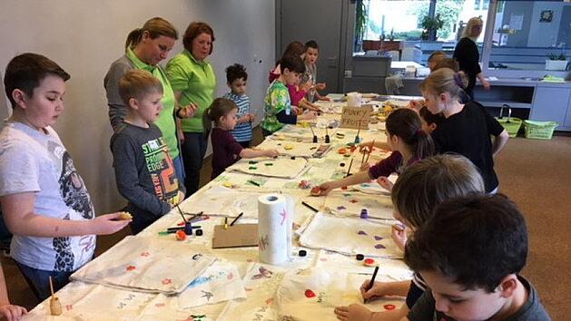 Das Drucken mit Kartoffelst&uuml;cken und waschechten Farben hat der Kinder- und Jugendgruppe des Obst- und Gartenbauvereins Bad Br&uuml;ckenau viel Spa&szlig; gemacht.  Foto:  Monika Wiesner