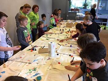 Das Drucken mit Kartoffelst&uuml;cken und waschechten Farben hat der Kinder- und Jugendgruppe des Obst- und Gartenbauvereins Bad Br&uuml;ckenau viel Spa&szlig; gemacht.  Foto:  Monika Wiesner