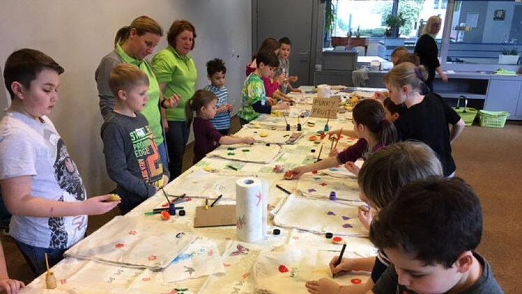 Das Drucken mit Kartoffelst&uuml;cken und waschechten Farben hat der Kinder- und Jugendgruppe des Obst- und Gartenbauvereins Bad Br&uuml;ckenau viel Spa&szlig; gemacht.  Foto:  Monika Wiesner
