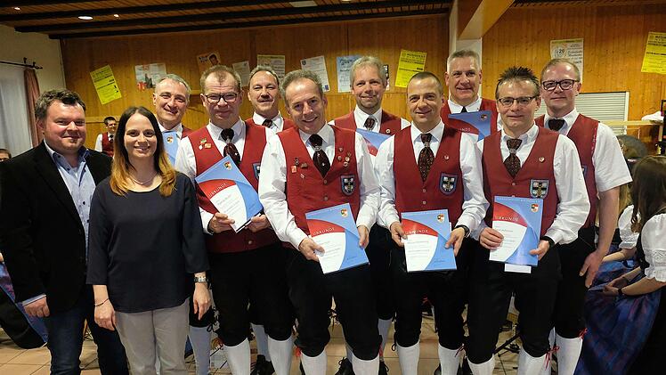 Dominik Sitter und Birgit Döhler ehrten für 40 Jahre aktiven Musizierens (vorn v. l.): Thomas Reuter, Klaus Löser, Pierre Emmerling, Egon Hofmann; (hinten v. l.): Matthias Reith, Siggi Steinbach, Harald Reuter, und Thomas Bogner. Es gratulierte René Beckmann. Gerd Schaar