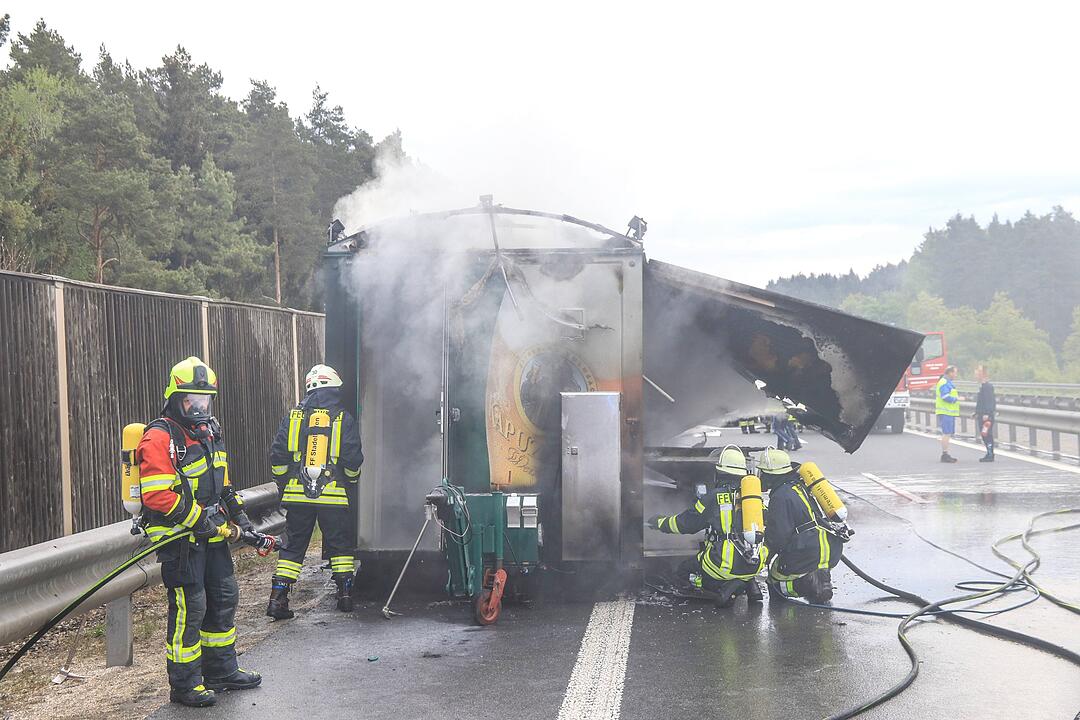Bierausschank brennt auf A70 aus