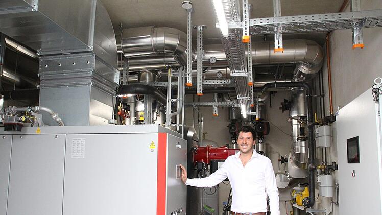 Modernste Technik: Projektleiter Johannes Schmidt ist stolz auf den Beitrag zum Klimaschutz durch das neue Heizkraftwerk in Cortendorf. Svenja Sollmann