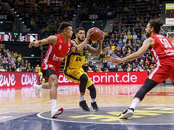 Der erneut selbstbewusst spielende Nelson Weidemann (links) stoppt den Oldenburger Topscorer Tyler Larson in der Zone; rechts Assem Marei Foto: Andreas Burmann