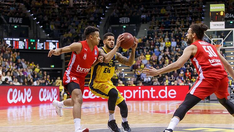 Der erneut selbstbewusst spielende Nelson Weidemann (links) stoppt den Oldenburger Topscorer Tyler Larson in der Zone; rechts Assem Marei Foto: Andreas Burmann